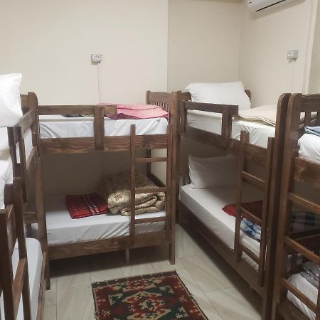 Hostel Oakland ティラナ エクステリア 写真