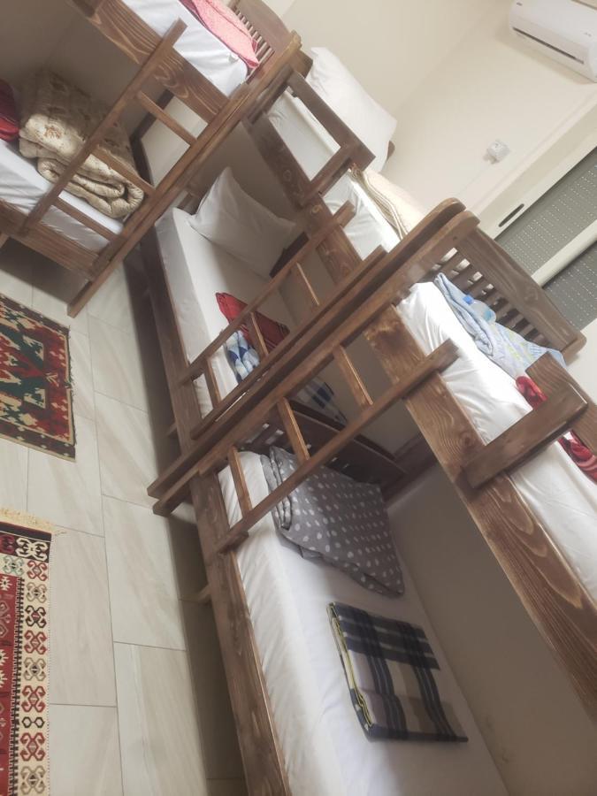 Hostel Oakland ティラナ エクステリア 写真