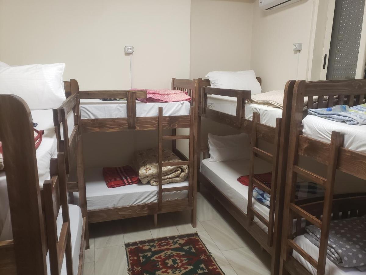 Hostel Oakland ティラナ エクステリア 写真