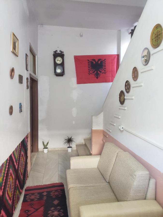 Hostel Oakland ティラナ エクステリア 写真