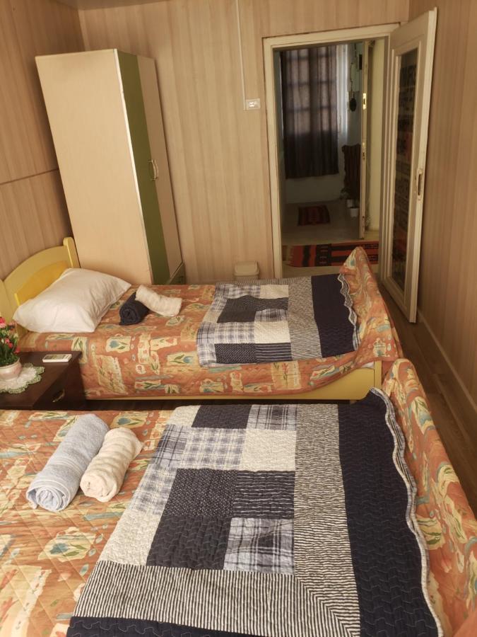 Hostel Oakland ティラナ エクステリア 写真