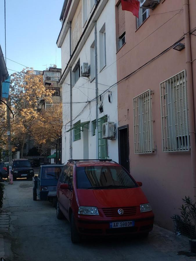 Hostel Oakland ティラナ エクステリア 写真