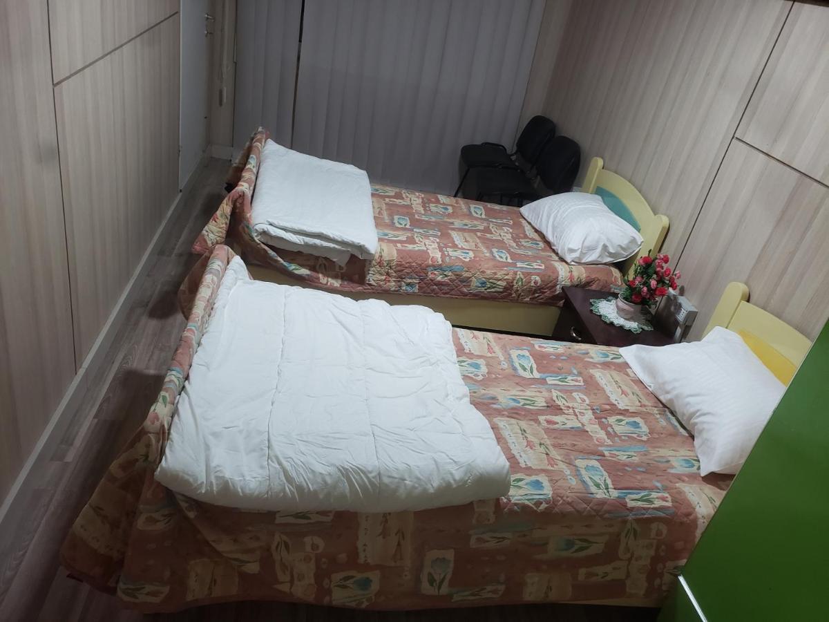 Hostel Oakland ティラナ エクステリア 写真