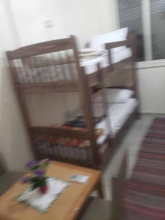 Hostel Oakland ティラナ エクステリア 写真