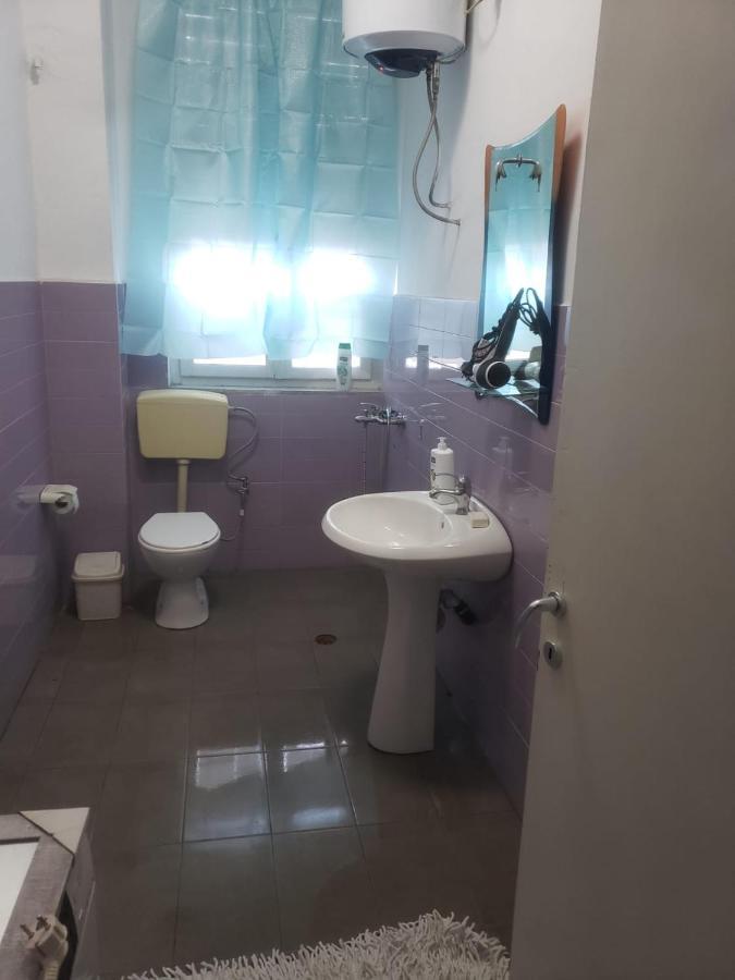 Hostel Oakland ティラナ エクステリア 写真